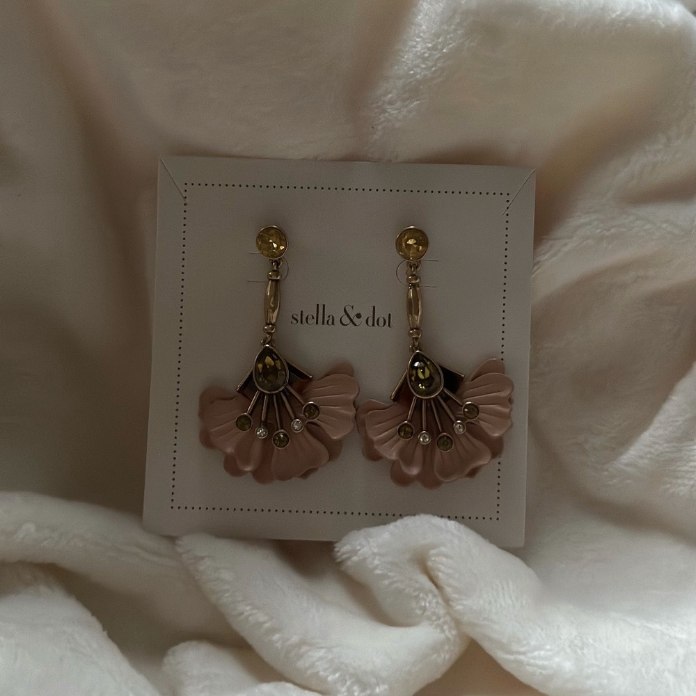 Half light pink dangling earring